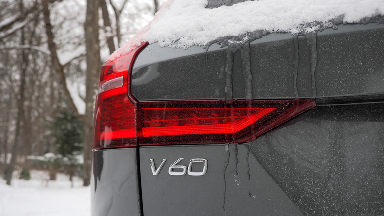 Логотип Volvo V60 Cross Country 2026 года со стекающим льдом
