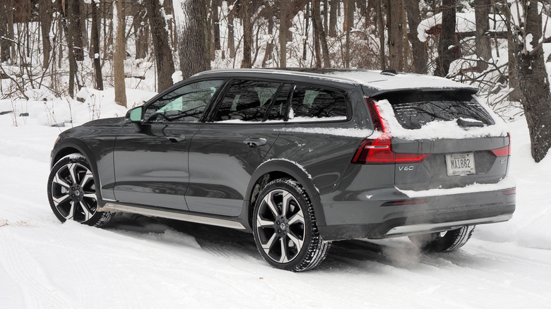Volvo V60 Cross Country 2026 года, вид сзади в 3/4