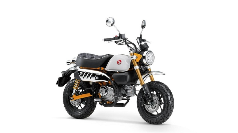 Honda Monkey 125 2026 года выпуска в цветах Pearl Himalayas White и Banana Yellow.