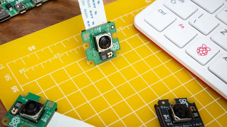 Несколько Raspberry Pi с камерами.