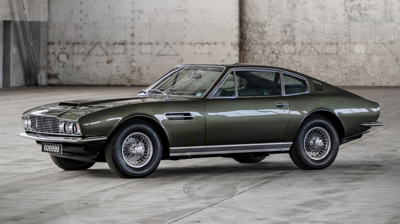 Aston Martin DBS V8, вид спереди в 3/4 в промышленных условиях