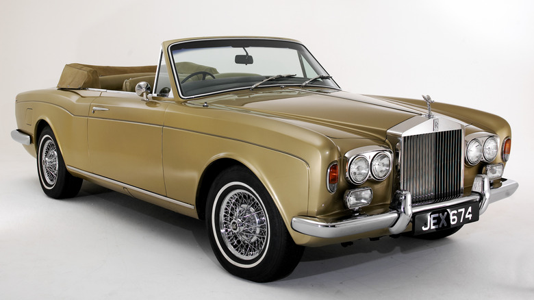 Вид спереди на 3/4 кабриолета Rolls-Royce Corniche Convertible в студийной обстановке