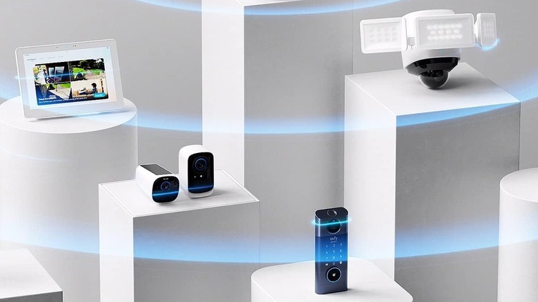 Куча охранного оборудования на подиумах.