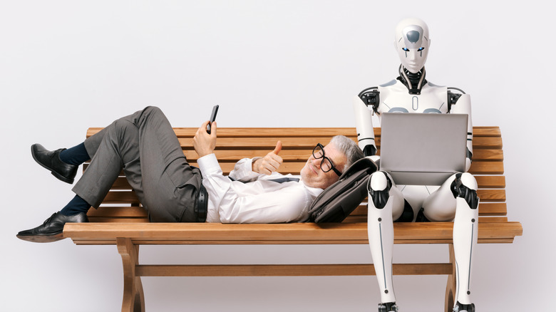 Счастливый бизнесмен лежит на скамейке и пользуется смартфоном, в то время как робот ИИ работает с ноутбуком и выполняет свою работу
