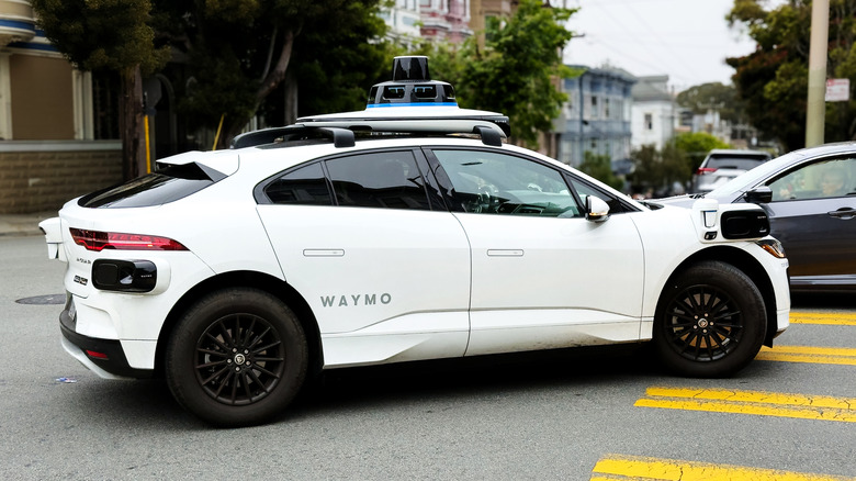 Автомобиль Waymo поворачивает за угол.