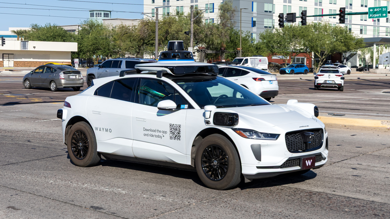 Tesla и Waymo дали отпор критикам роботакси перед Сенатом США