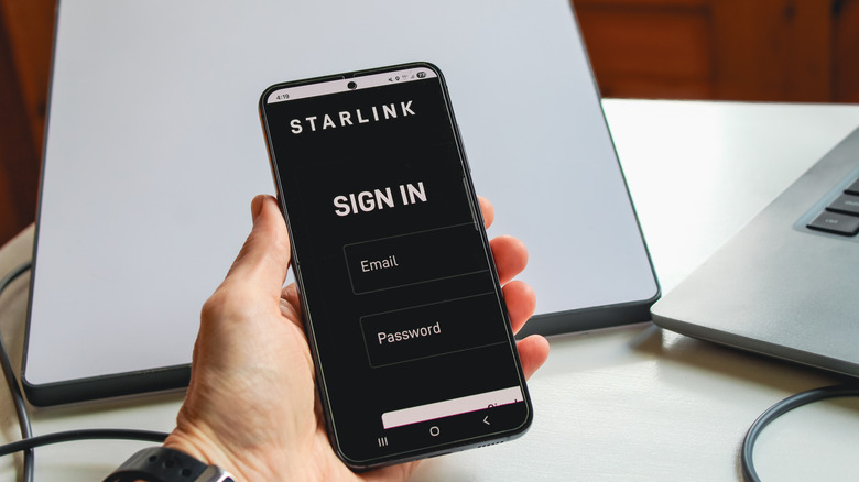 Человек собирается войти в Starlink