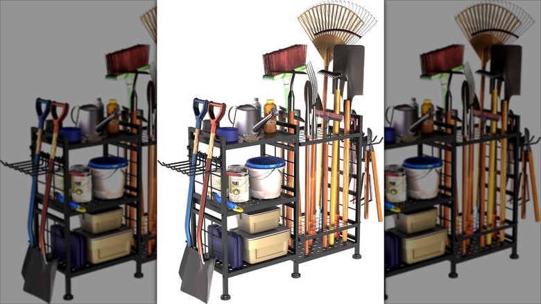 Шестиуровневый органайзер для садовых инструментов, наполненный садовыми инструментами.