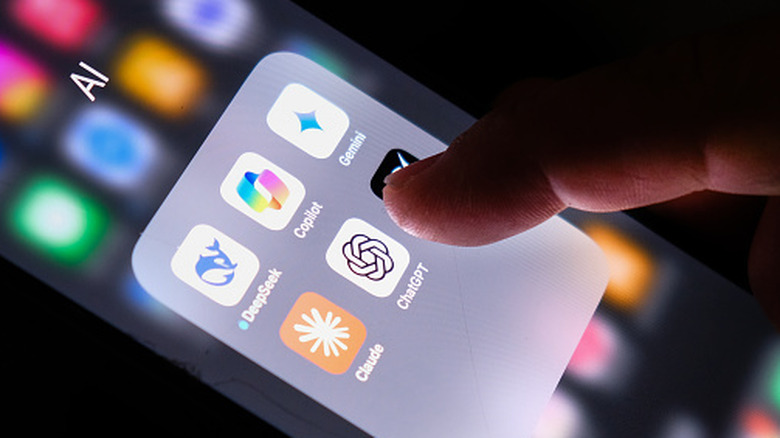 Экран Apple iPhone заполнен значками приложений чат-бота AI