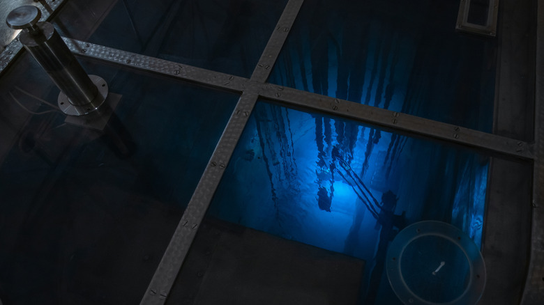 Голубая светящаяся вода, вызванная черенковским излучением.