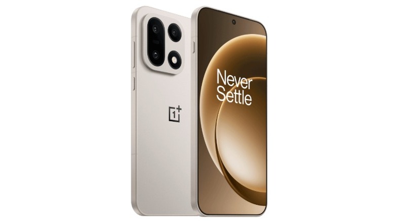 Два серебристых смартфона OnePlus 15 на белом фоне с изображением передней и задней части устройства.