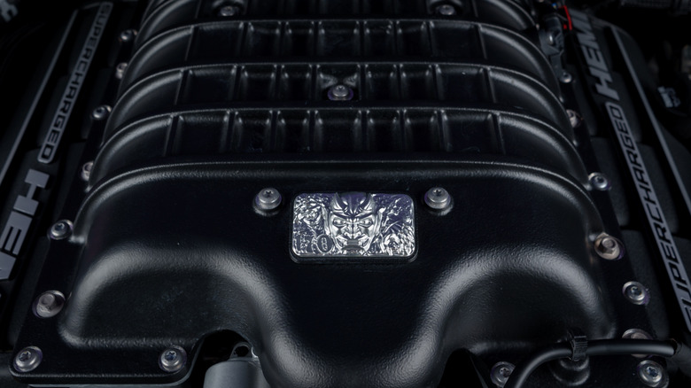 Моторный отсек Dodge Challenger SRT Demon 170 крупным планом.