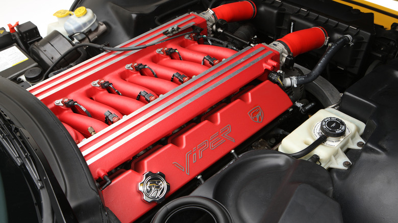 Моторный отсек Dodge Viper V10 крупным планом.