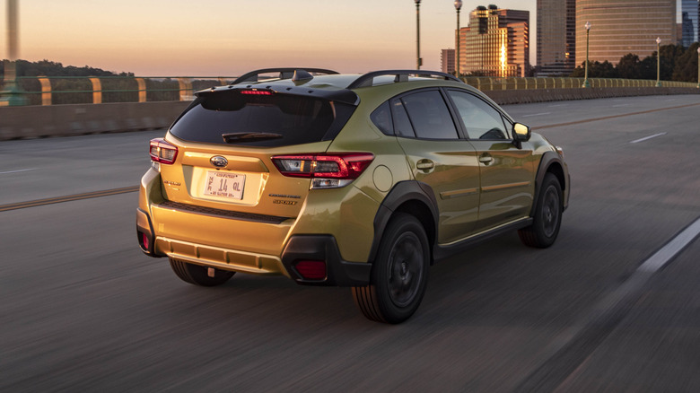 Subaru Crosstrek 2021 года на закате