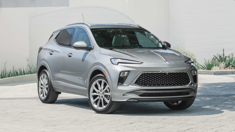 Вид сбоку серебристого Buick Encore GX 2025 года выпуска.