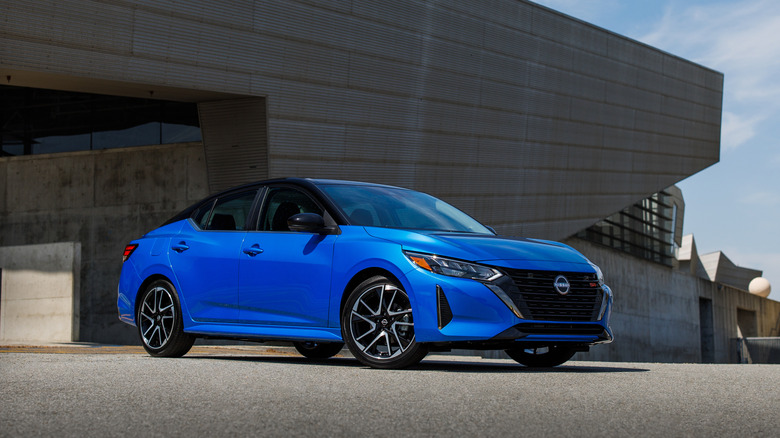 Вид сбоку синего Nissan Sentra 2025 года выпуска.