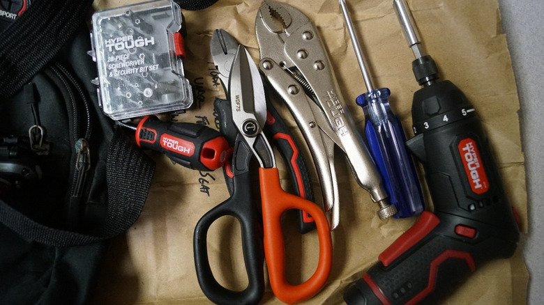 больше снаряжения, используемого плохими актерами