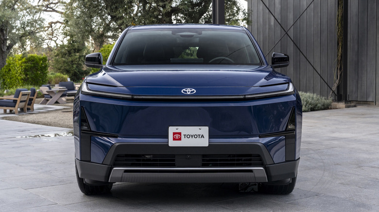 Тойота Хайлендер 2027 года вид спереди