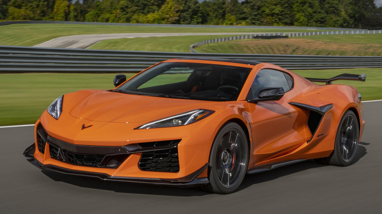 Оранжевый Corvette Z06, вид спереди в 3/4 в гусеничном режиме