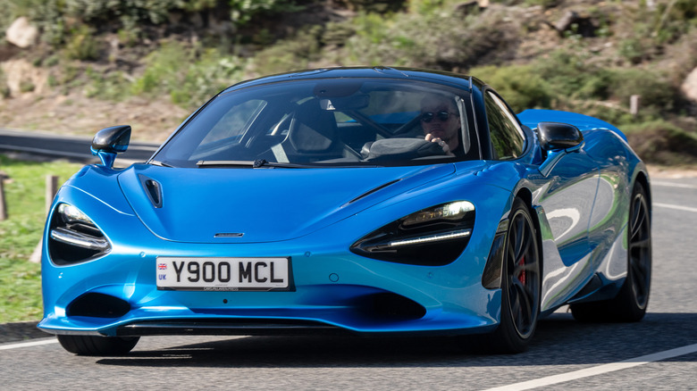Вид спереди на 3/4 McLaren 750S на дороге