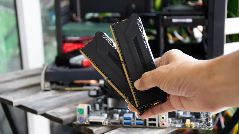 Человек с двумя модулями оперативной памяти