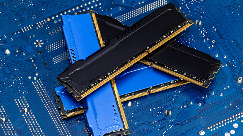 Модули оперативной памяти, расположенные на материнской плате компьютера