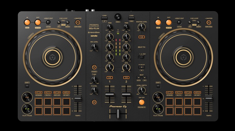 2-канальный DJ-контроллер Pioneer DDJ-FLX4-N ограниченной серии в черно-золотом цвете.