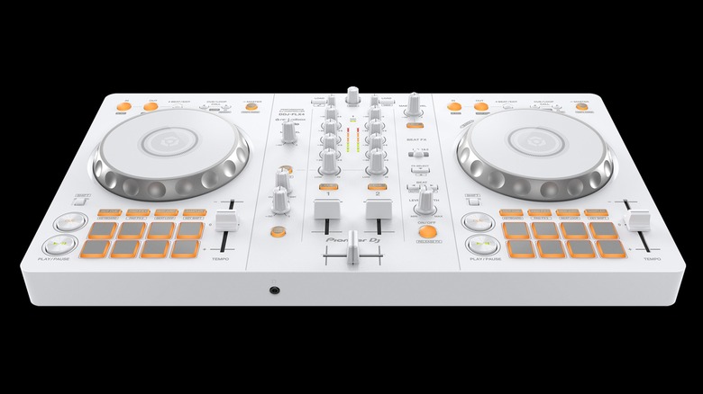 2-канальный DJ-контроллер Pioneer DDJ-FLX4 белого цвета с оранжевой подсветкой.