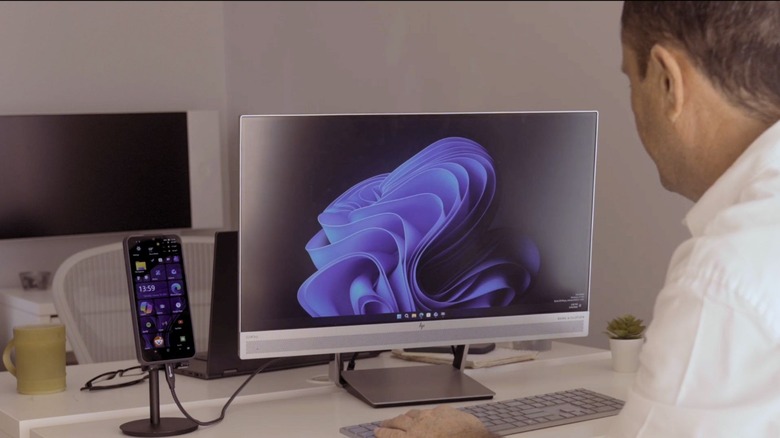 NexPhone использует Windows в качестве док-станции.