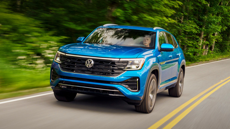 VW Atlas Cross Sport на дороге