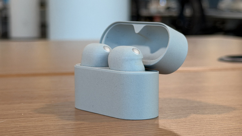 Наушники Sony WF-1000XM6 на столе