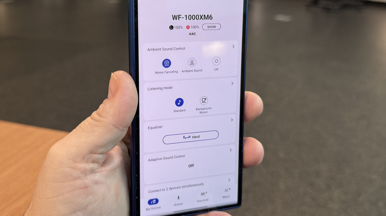 Мужчина держит телефон с открытым приложением