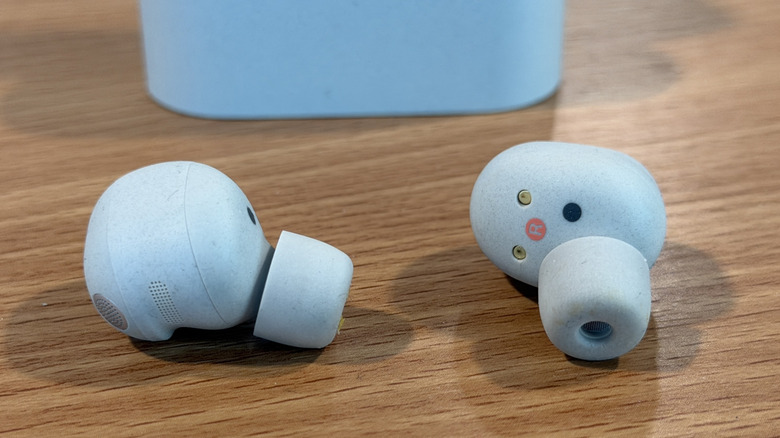 Наушники Sony WF-1000XM6 на столе