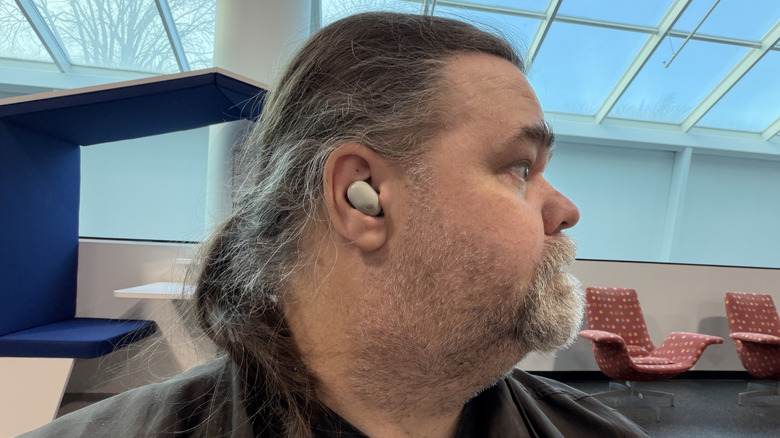 Мужчина с наушником Sony WF-1000XM6