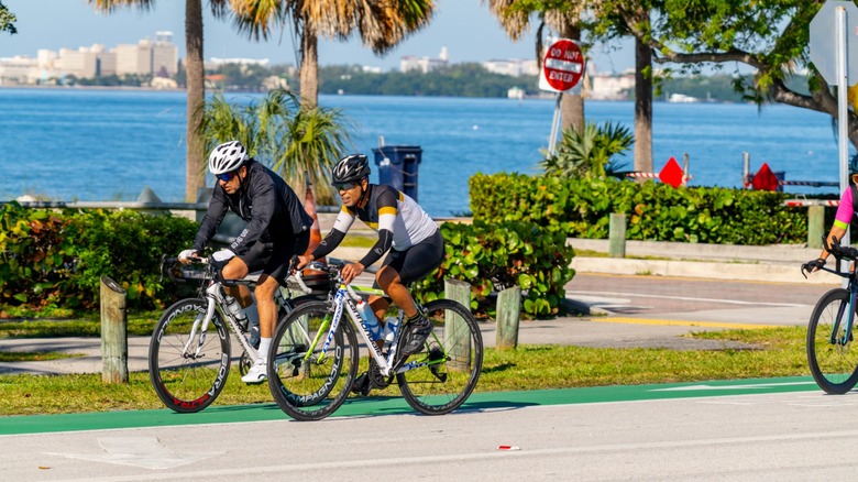 люди едут на велосипеде в Майами, Флорида