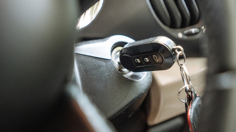 как ключ от машины, оставленный в замке зажигания