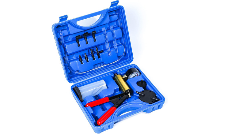 синий кейс с тормозными вакуумными инструментами внутри