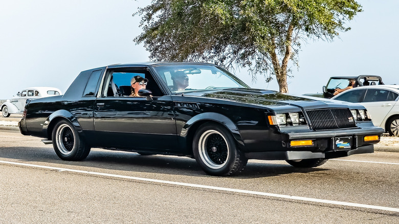 Бьюик GNX на дороге