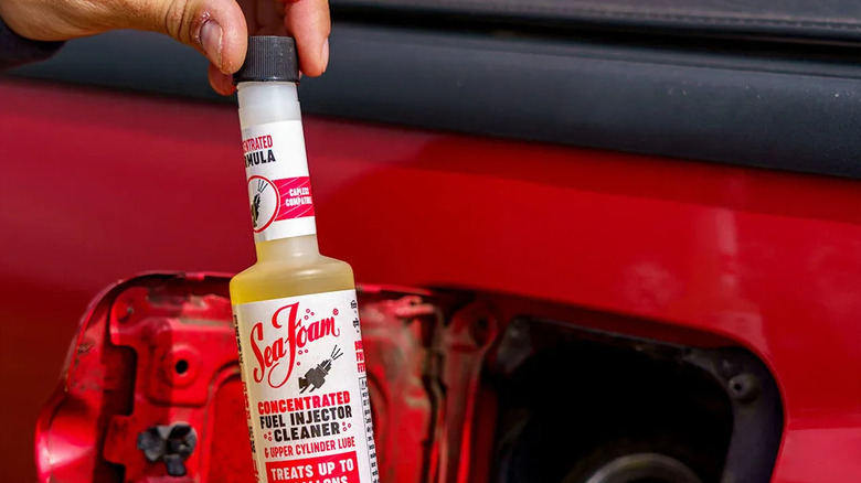 Человек открывает бутылку морской пены