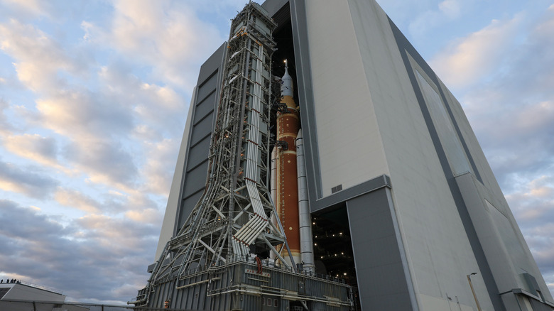 Ракету «Артемида II» готовят к запуску