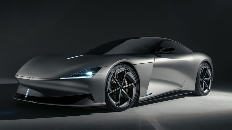 Фотография студии Karma Kaveya на сером фоне, вид 3/4 спереди слева