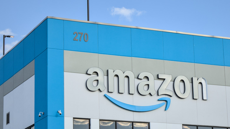 Логотип Amazon на офисном здании.