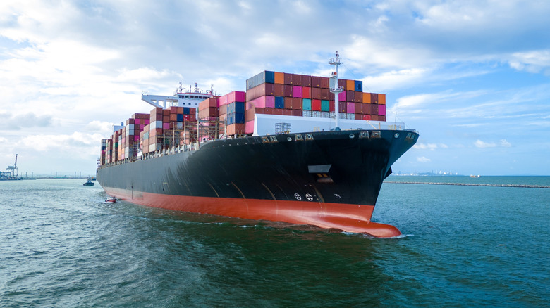 Вид с воздуха на грузовое судно, перевозящее контейнеры