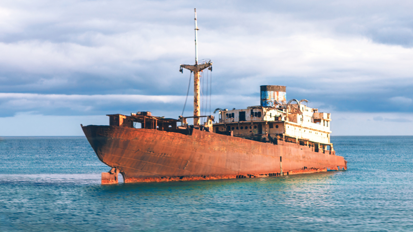 «Абсолютно в отчаянии»: 2025 год установит рекорд по количеству брошенных в море кораблей