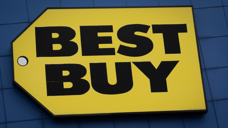 Логотип Best Buy на фасаде магазина