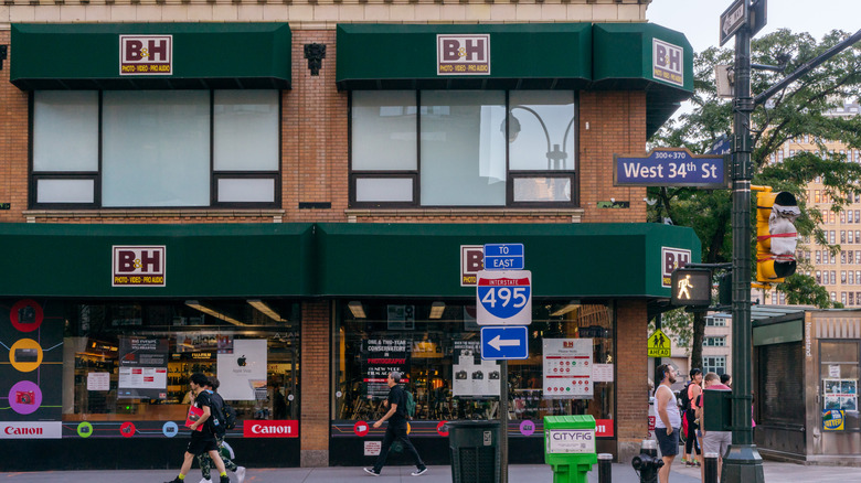 Витрина магазина для фото-видео B&H, вид со стороны улицы