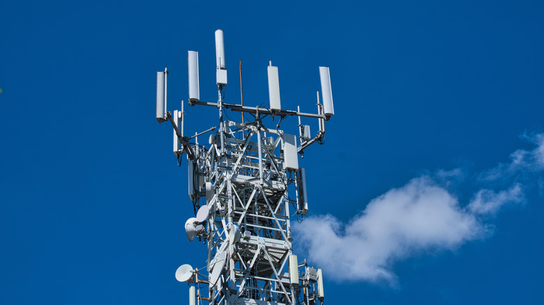 Вышка сотовой связи над голубым небом