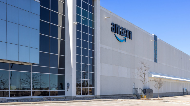 Гигантский склад Amazon, вид со стоянки