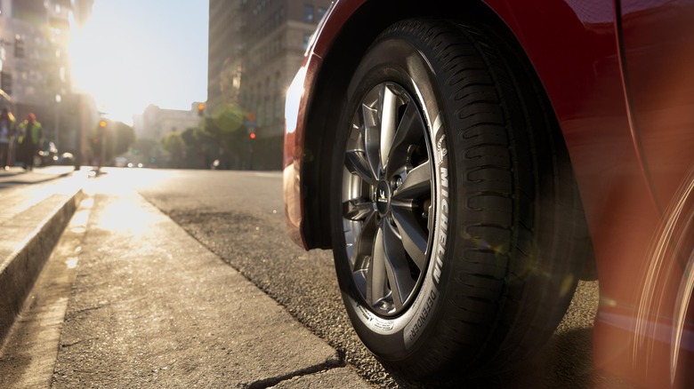 Шина Michelin Defender2 на Toyota Camry в городских условиях