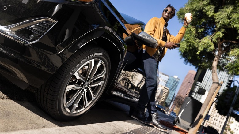 Вид спереди (3/4) на шину Michelin Defender2 на GMC Denali в городских условиях